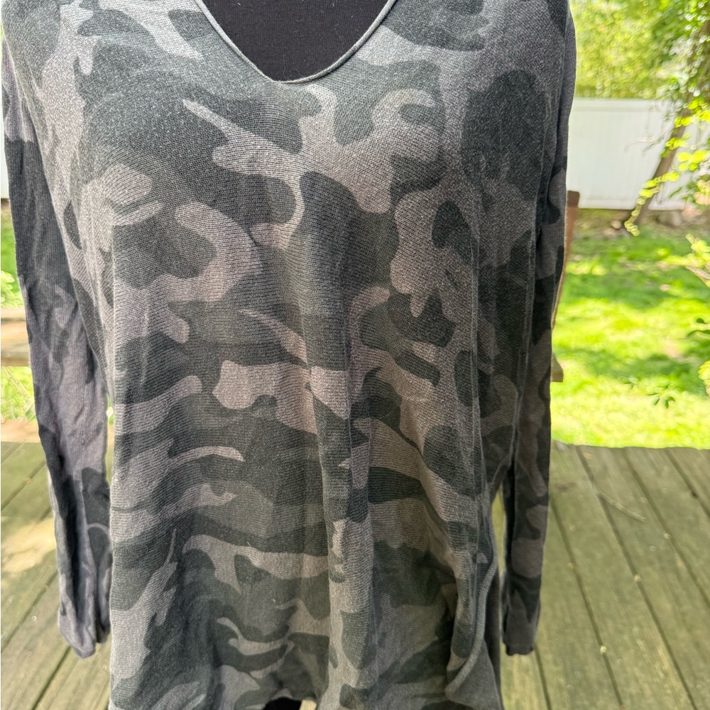 Long Sleeve V-Neck Camo Knit Top - Black Gray‎